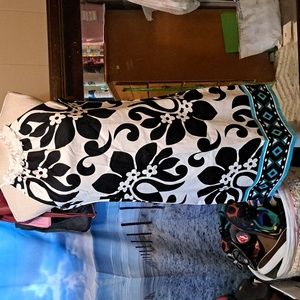 Signature Black/White Floral Dress Size 6